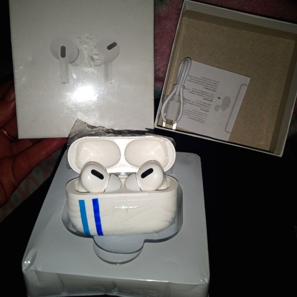 Airpods 3g pro brand new never been used only taken out of box to take pictures
